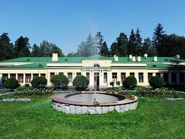 Semenov Cottage emriyle Andropov parlak renklerde boyanması, ancak Stalin'in zamanında yeşildi. | Fotoğraf: diletant.media.