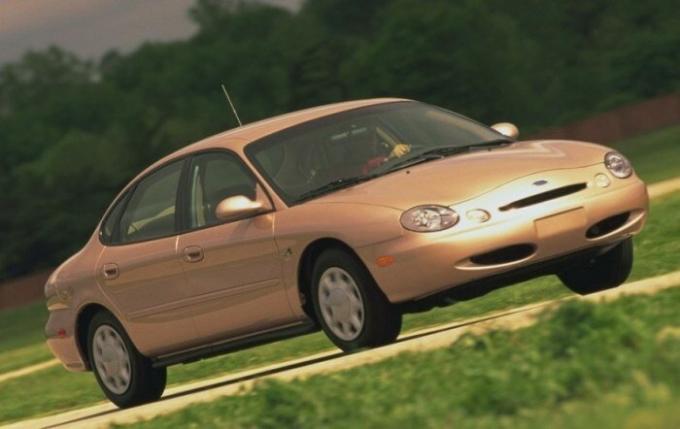 1996 yılında Ford Taurus çekici bir görünüm farklı değildi. | Fotoğraf: cheatsheet.com.