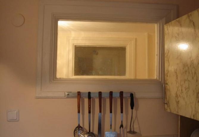 mutfak ve ikincisi doğal aydınlatma için gerekli banyo arasında bir pencere.