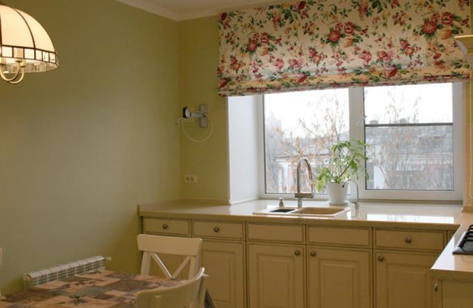 Bir pencere pervazına, küçük bir mutfak için bir tezgahtır.