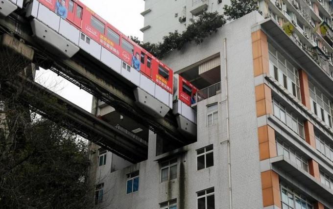 Chongqing trenlerin Çin kentinde evin içinde çalıştırın.