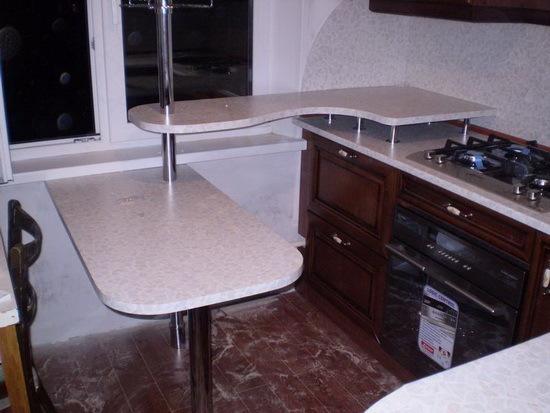 Küçük bir mutfak için stand masası - fikrin uygulanması için önemsiz bir fiyat