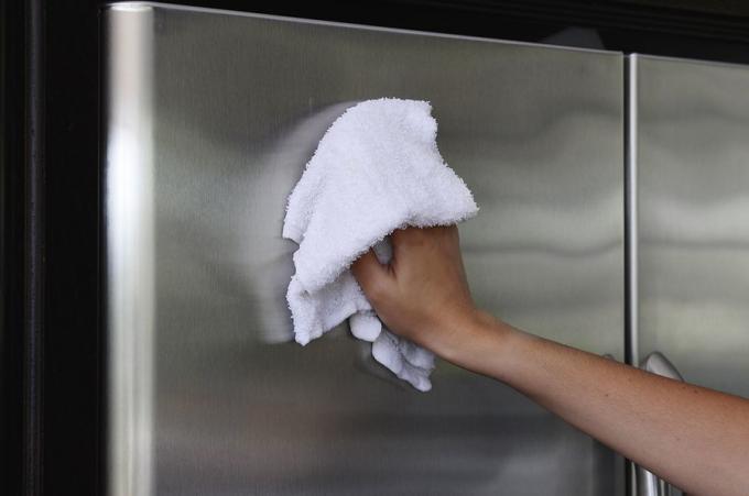 Buzdolabının dışının sabunlu su ile temizlenmesi kolaydır
