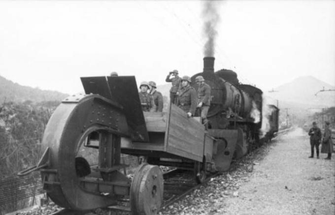 Neden trenler büyük kancalar bağlıydı Dünya Savaşında Almanlara yaptı.