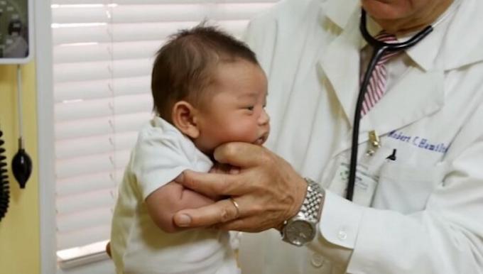 30 yıllık tecrübeyle birlikte çocuk doktoru Konseyi: birkaç saniye için ağlayan bebeği yatıştırmaya Nasıl