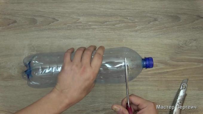 Dondurma ve bir plastik şişe çubukları Vazo