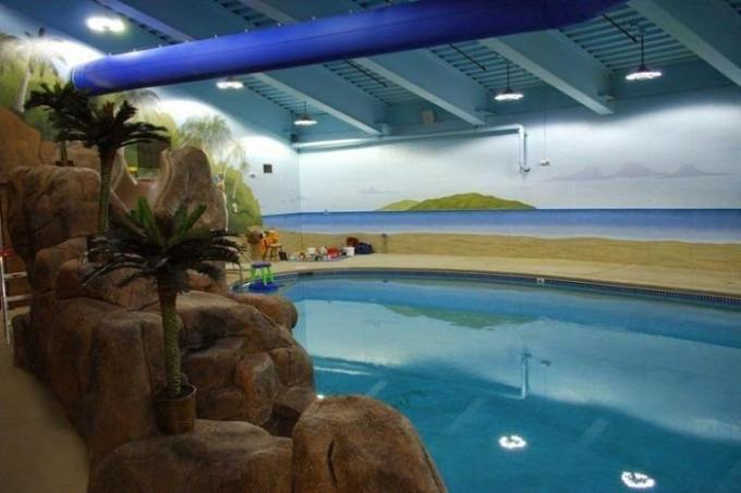 yeraltı pansiyon olarak bile yüzme havuzu bulunmaktadır. | Fotoğraf: odditycentral.com.