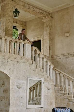 Villanın ikinci kata çıkan görkemli bir merdiven. | Fotoğraf: Thiago Molinos (Tiago Molinos).