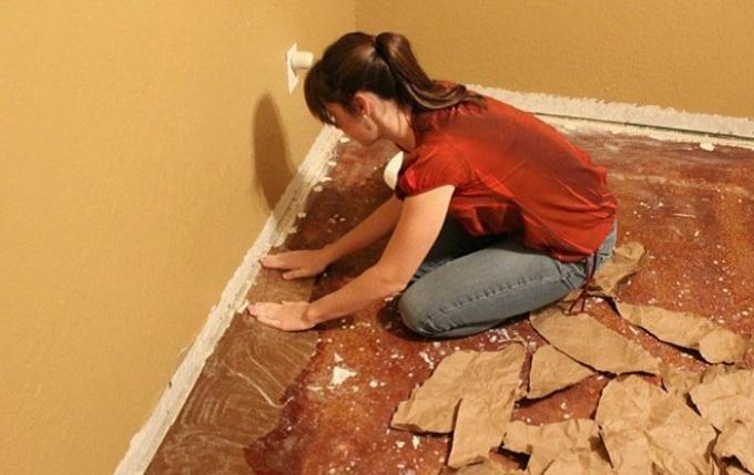 tamirat tasarruf etmek için, bu kadın yüzünden düz kağıda zemin güncelledi.