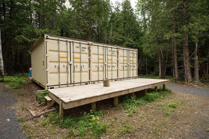 Kanadalı zanaatkar kabın kendi kendine yeterli bir ev inşa.