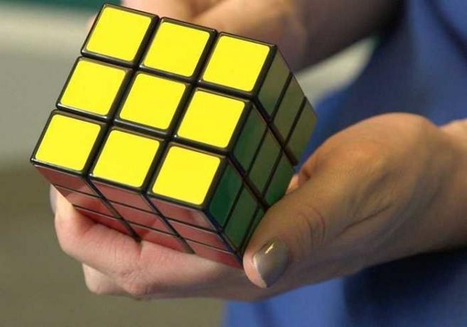 Nasıl iki hareketler aracılığıyla Rubik küpü monte