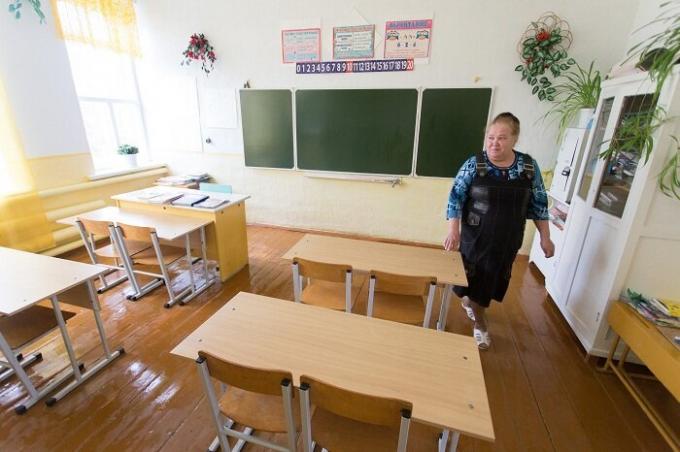 Köy okulunda sadece üç sınıfları, çocukların dört (Sultanov, Çelyabinsk Bölgesi) öğrenirler.