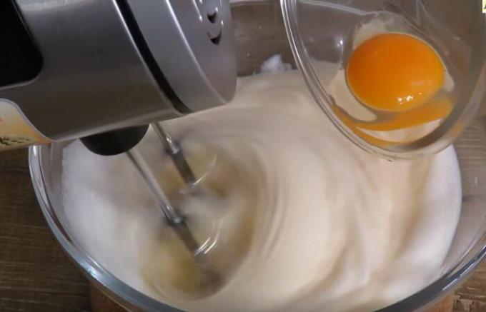 çırpılmış protein köpük sırasında kademeli olarak yumurta sarısı ekleyin.