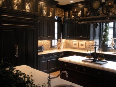 Siyah mobilyalar, mutfağın iç kısmına zarafet ve sağlamlık katar