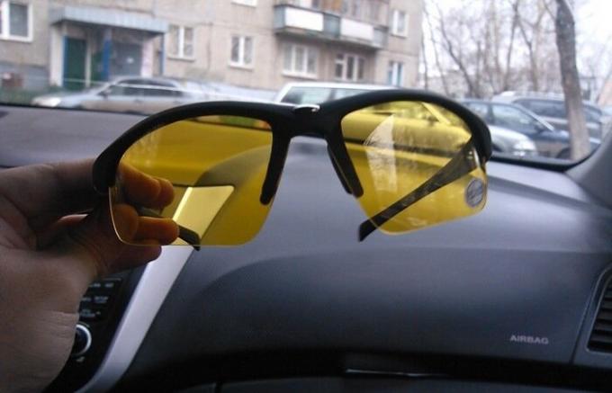 gece sürüş için Sarı gözlük: gerçek bir yardımcı veya promosyon Kukla