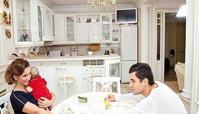 Mutfakta ailesi ile birlikte Anfisa Çehov. | Fotoğraf: ru.tsn.ua.