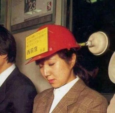 Japon genellikle bu yüzden bile toplu taşıma ayakta uykuya dalmak olduğunu yorgun edilir. / Fotoğraf: humourdemecs.com