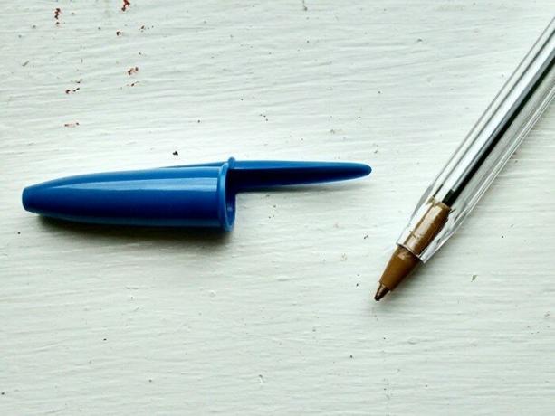 Bir tükenmez kalem kapağının delik art niyetle yapılmış. / Fotoğraf: eonline.lk
