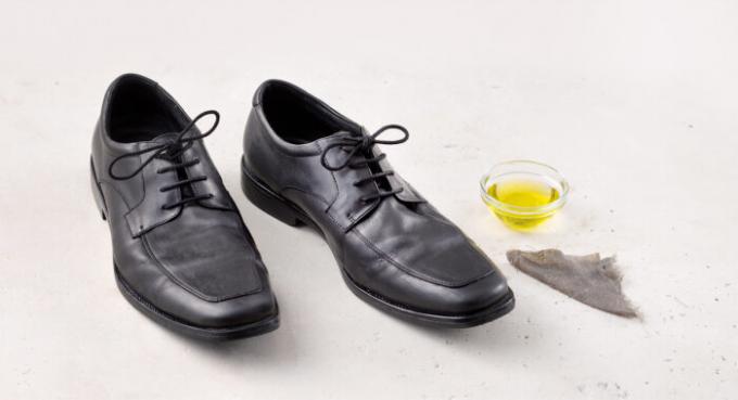 Ayakkabı zeytinyağı ile iyice temizlenebilir. / Fotoğraf: img.thrivemarket.com