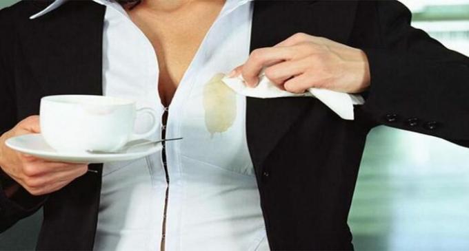 Eğer küçük bir sır biliyorsanız bile kahve lekeleri, kaldırılabilir. / Fotoğraf: stozabot.com. 