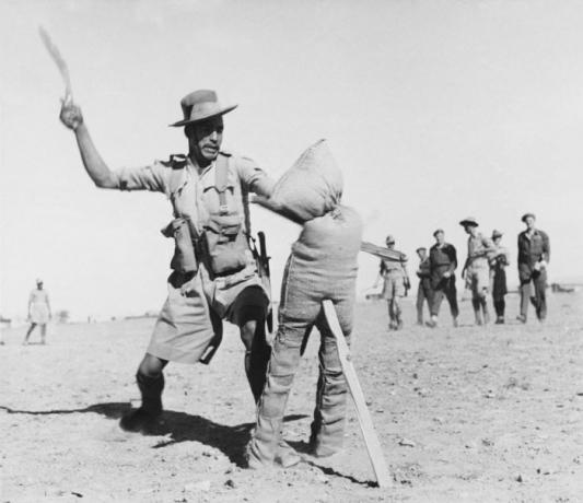 Gurkha elinde gurka kaması bıçak korkunç silah haline gelir. | Fotoğraf: pikabu.ru.