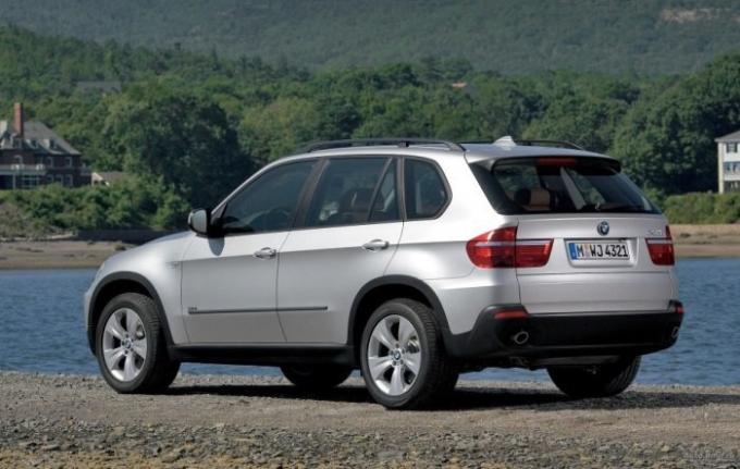 BMW X5 İkinci nesil geçiti Orta boy lüks. | Fotoğraf: autodmir.ru.