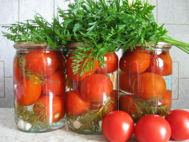 Havuç üstleri ile Konserve domates alışılmadık lezzet var. bir makale için İllüstrasyon standart lisans © ofazende.ru için kullanılır