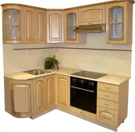 Küçük bir mutfak için bir dizi mobilya: klasik, patine, malzeme - ağartılmış meşe