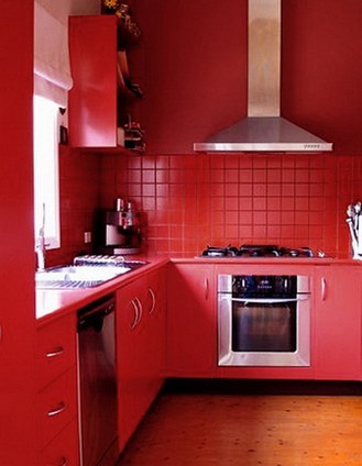 mutfağın iç kısmında kırmızı renk