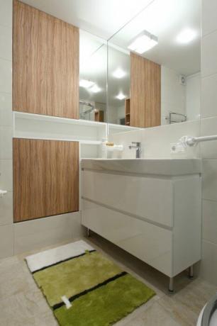 yardımına banyo tasarımında minimalizm mükemmel iç oluşturun. | Fotoğraf: interiorsmall.ru.