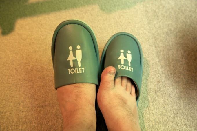 Japon hatta tuvalet için onlar özel ayakkabılar var ki, sırayla çok uyanık. / Fotoğraf: travellingjoel.files.wordpress.com