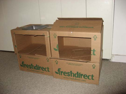 Büyük bir kutu yoksa, 2-3 orta boy kutu alın ve birbirine yapıştırın.