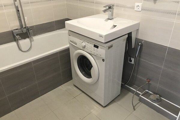 banyoda lavabonun altında çamaşır makinesi