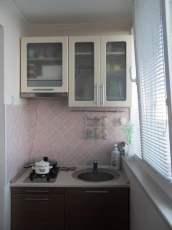 balkonlu bir mutfak için mutfak tasarımı