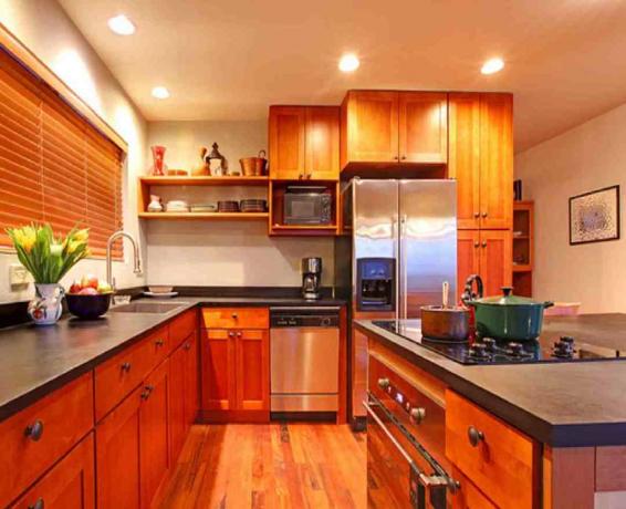 Yerleşik aydınlatmalı mutfakta mat streç tavan - klasiklerin lehine seçim