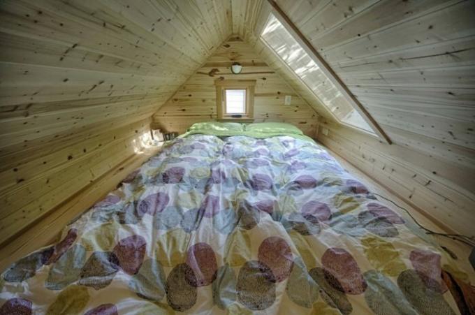 çatı altında çift yatak.