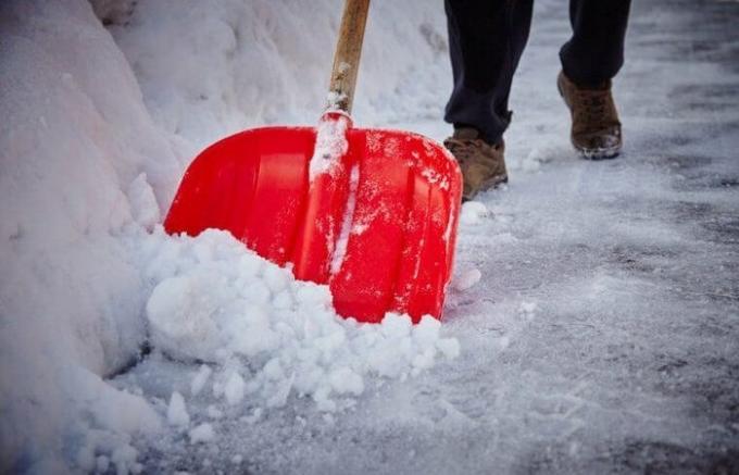 Izden buz ve karı eritmek için basit bir yolu bir ev ya da garaj temizlemek için
