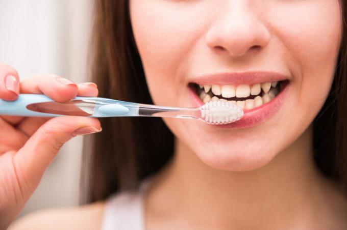 Fırçalama dişleri should tercihen hamle "yukarı / aşağı" / fotoğraf Kaynak: vesti.ru