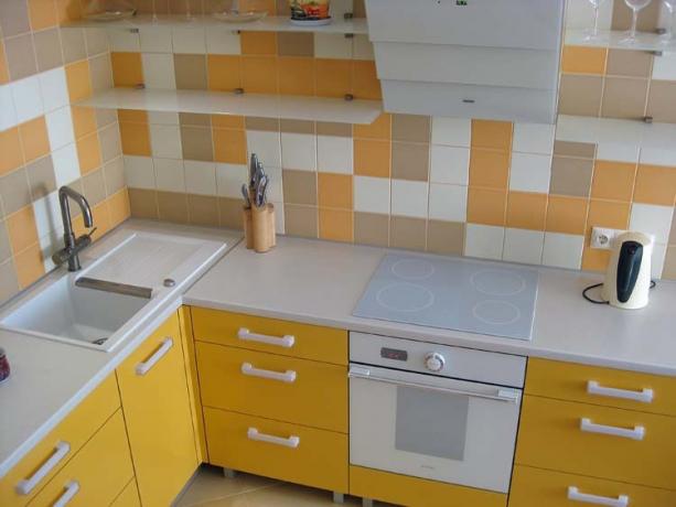 Düzensiz şekillerden ve iddialı renklerden kaçının, sade bir şekle sahip sade bir ev yapımı mutfak seti bizim seçimimizdir.
