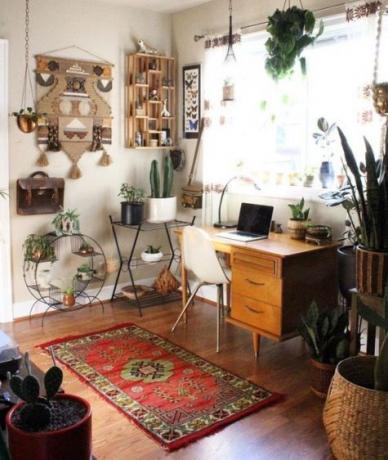 Boho ev ofisi, hafif bir masa ile köşe, biraz iddialı makrome, iç mekan bitkileri