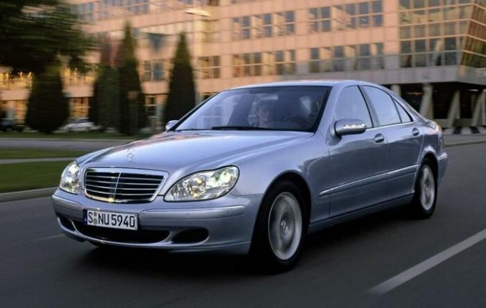 Otomobil Mercedes-Benz S Serisi 1998-2005 rakiplerinden daha güvenilir. | Fotoğraf: avtorinok.ru.