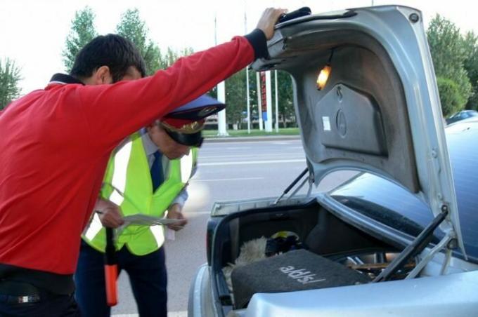 Neden trafik polisi müfettişi önünde arabanın bagajını açamıyor: Bu durumlar hakkında bilmeniz gerekenler