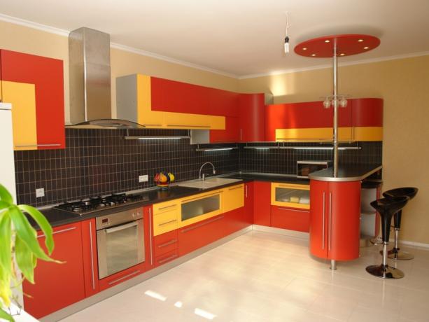 İç mekandaki kırmızı mutfaklar (42 fotoğraf): mutfağı kendi ellerinizle, fotoğrafınızla ve fiyatınızla dekore etmek için video talimatları