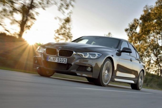 Popüler Bavyera sedan 2015 BMW 3 Serisi. | Fotoğraf: cheatsheet.com.