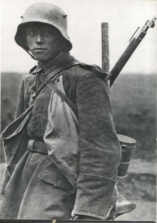 "Boynuzlu" kask M16 Alman saldırısı. Batı Cephesi 1918.