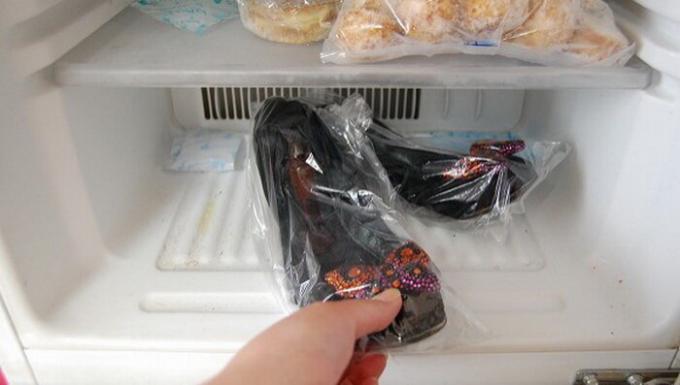 buzdolabında ayakkabı dondurulması. reklâm