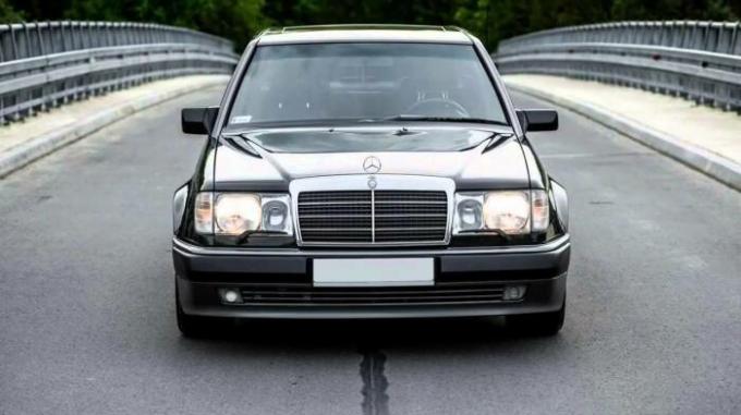 Mercedes-Benz E Serisi, C sınıfı ve hatta pahalı S-Class 1990 çok güvenilir olarak kabul edilir. | Fotoğraf: playbuzz.com.