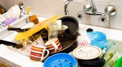 İhmalci bir hostesin lavabosu, bu fotoğraftaki gibi her zaman kirli bulaşıklarla doludur.