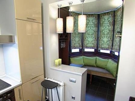 Balkon ile birleştirilen mutfak, yemek masası veya oturma alanı için ek alan sağlar.