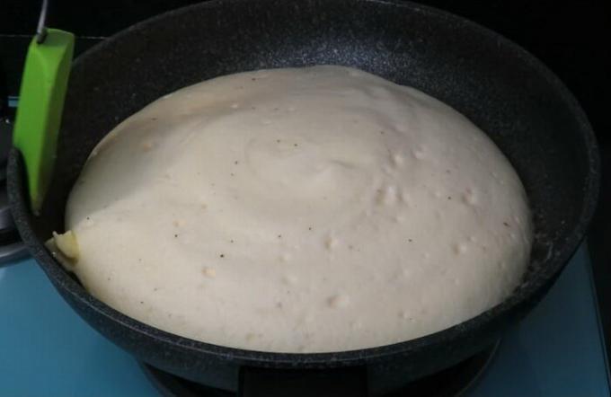 Sonra - kapaksız bir dakika omlet için tavada tereyağı parçaları ve yavru ekleyin.